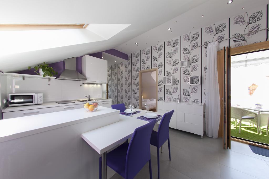 Apartments Benika Бол Стая снимка