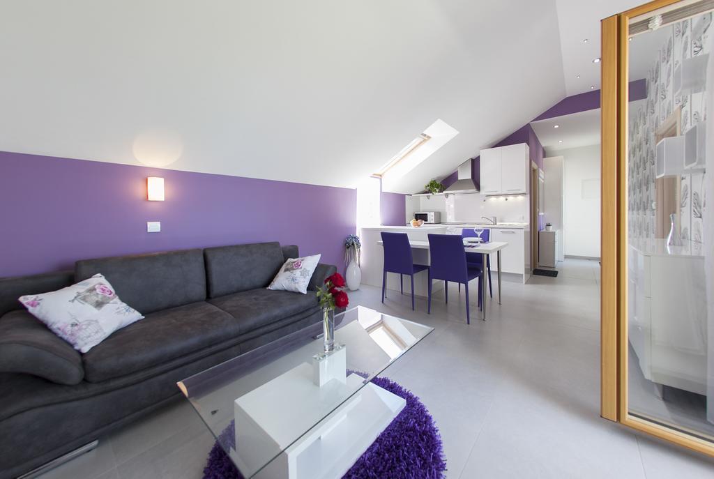 Apartments Benika Бол Стая снимка