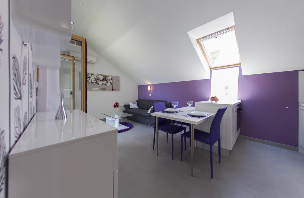 Apartments Benika Бол Стая снимка