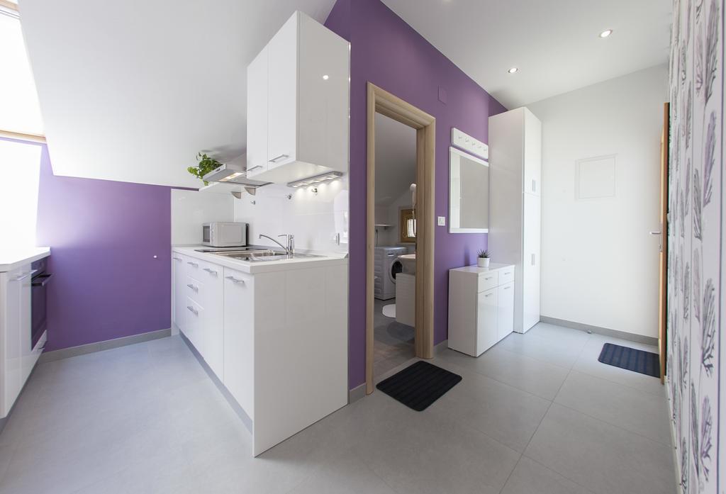 Apartments Benika Бол Стая снимка