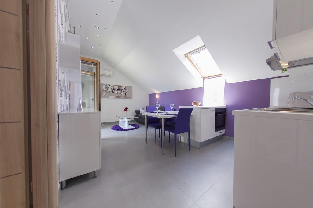 Apartments Benika Бол Стая снимка
