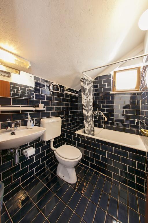 Apartments Benika Бол Стая снимка