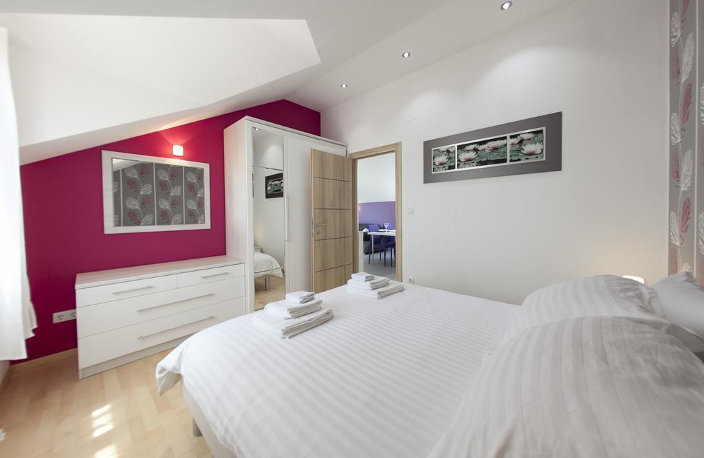 Apartments Benika Бол Стая снимка