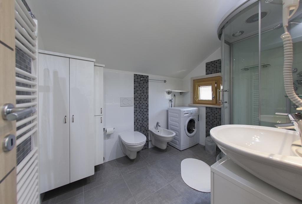 Apartments Benika Бол Стая снимка